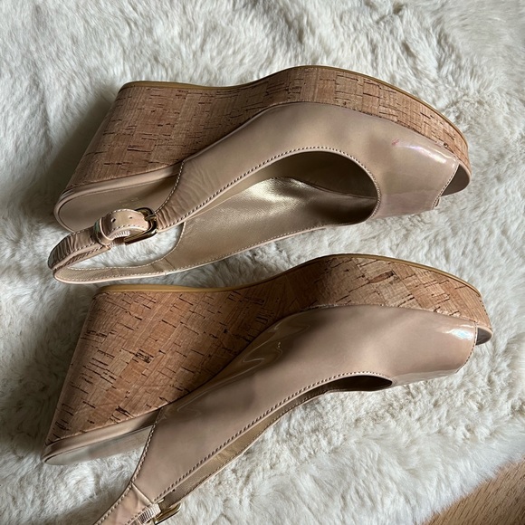 Stuart Weitzman nude patent wedge - Picture 3 of 11